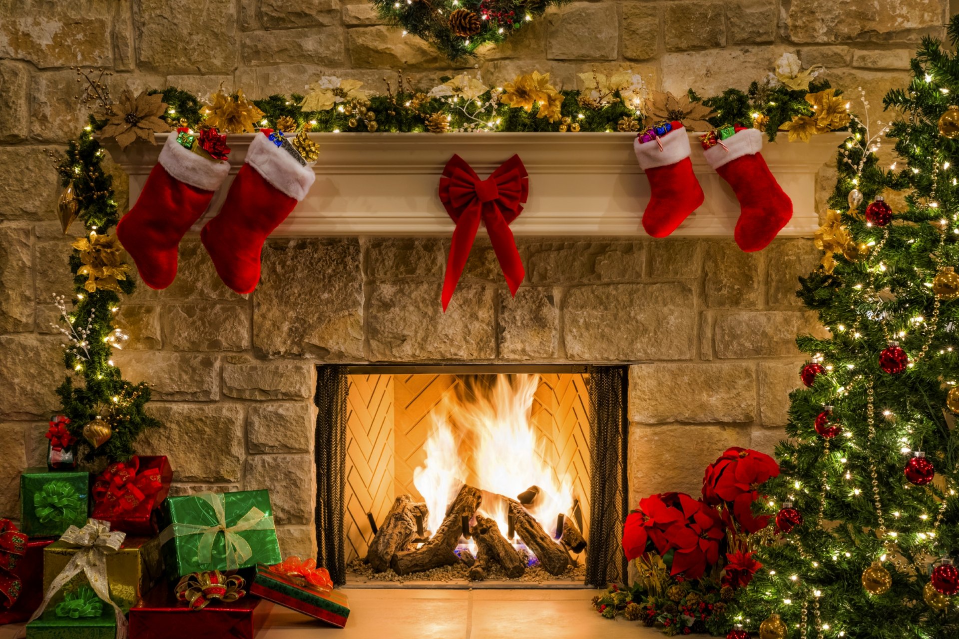 joyeux noël bonne année boîtes cadeaux vacances cheminée feu arbre décoration lumières joyeux noël vacances feu lanternes cadeau