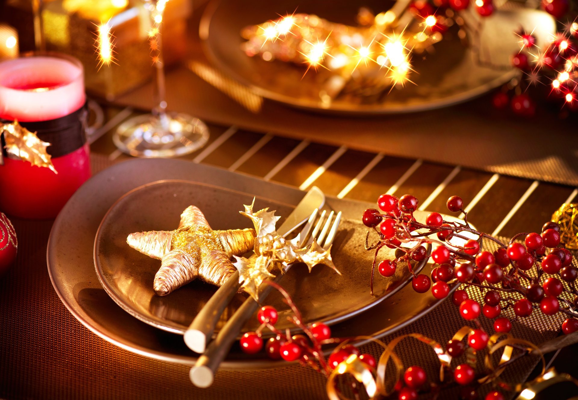 mesa festivo velas platos figuras estrella bayas rojo acebo invierno año nuevo navidad