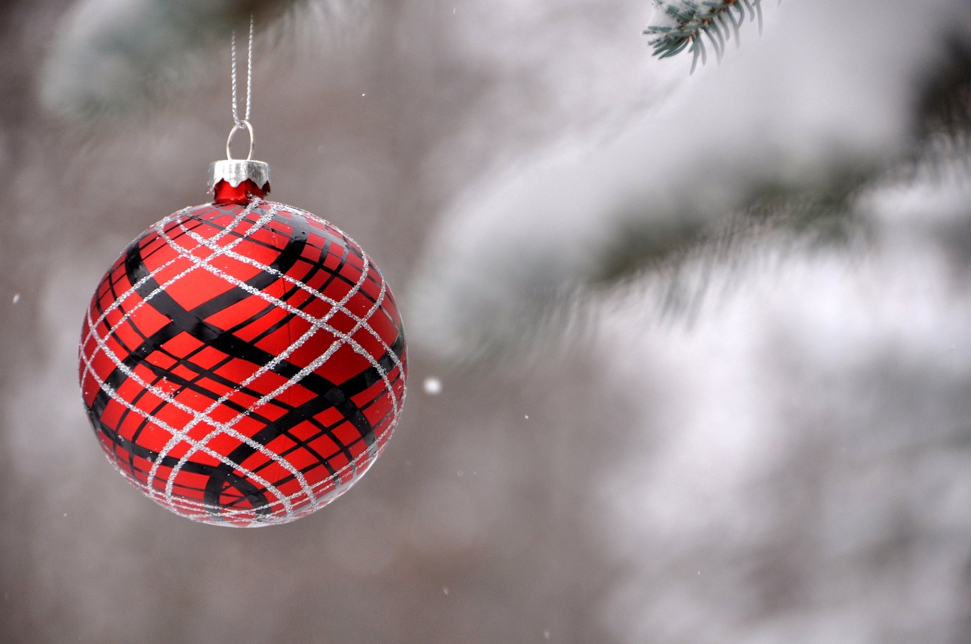 bola bola rojo patrones ramas nieve abeto decoraciones juguete árbol de navidad invierno naturaleza desenfoque vacaciones año nuevo navidad