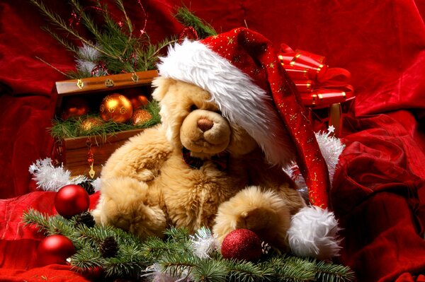 Weihnachtsmann-Teddybär in Ornamenten auf einem Weihnachtsbaum-Zweig