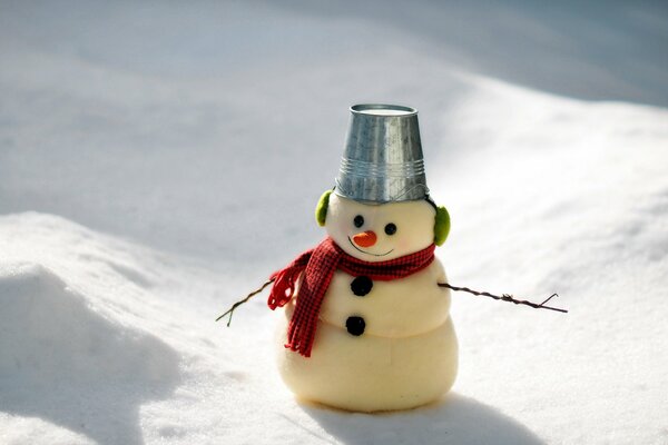 Schneemann mit eigenen Händen im Winter