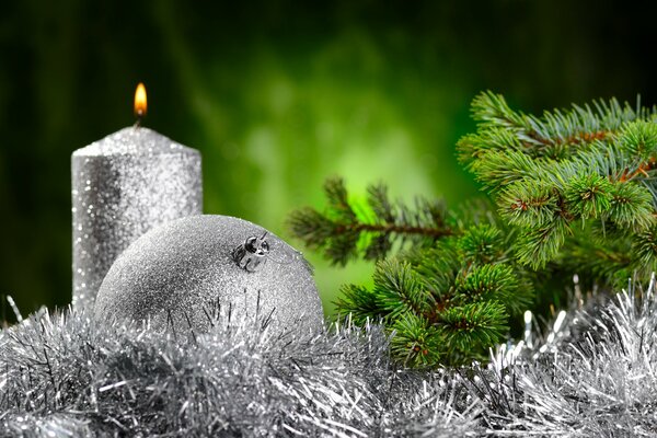 Bougies, guirlandes et boules décorations de Noël