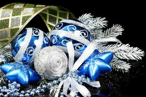 Boules de Noël bleues et branche d épinette argentée