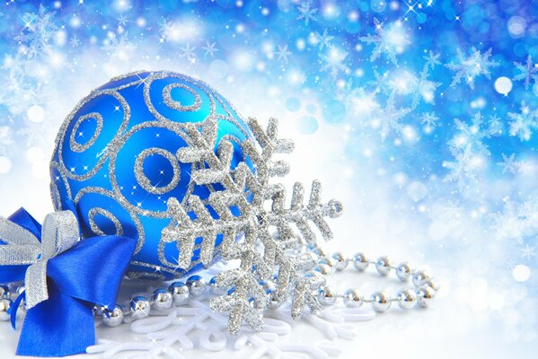 Яркие голубые украшения для новогодней елки