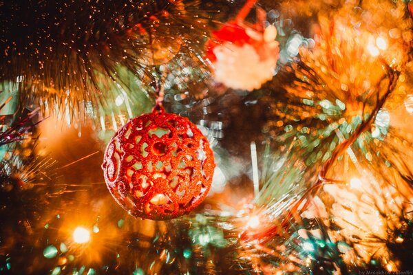 Bright Christmas tree with Christmas toys