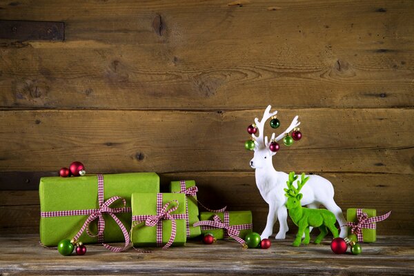 Cadeaux de Noël et décorations sur l arbre de Noël