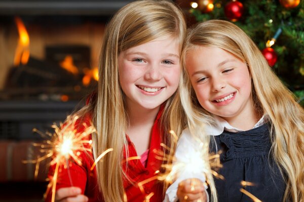 Due ragazze sorridenti che tengono le stelle filanti