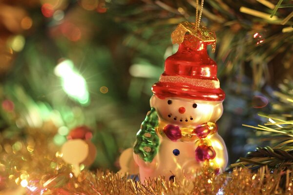 Bonhomme de neige jouet de Noël sur l arbre de Noël