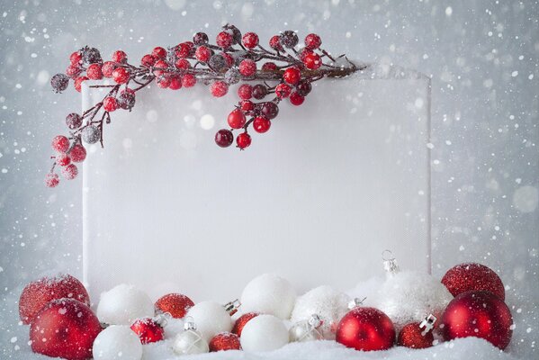 Caja decorada con ramita de ceniza de montaña y juguetes de Navidad