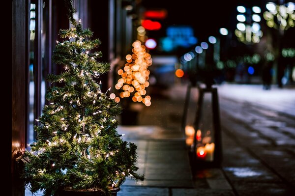 Вечерняя улица в новый год, елка и гирлянды