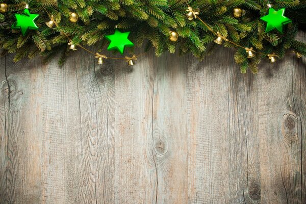 Neujahr. Tannenzweige mit grünem Schmuck