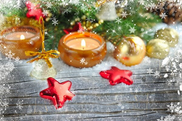 Décorations de Noël et bougies avec cadre en forme de flocons de neige