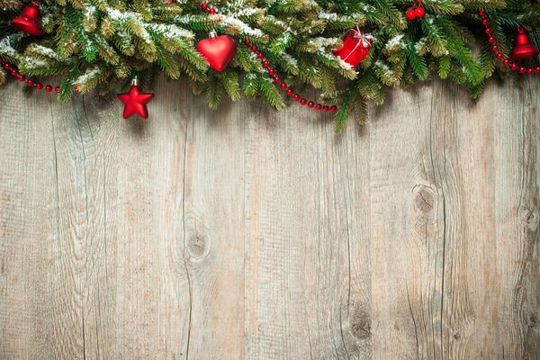 Weihnachtsschmuck. Tannenzweige mit roten Christbaumspielzeug