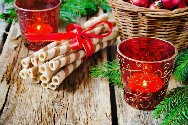 Рождественский десерт и красные свечи