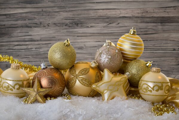 Bolas de oro y estrellas en el árbol de Navidad