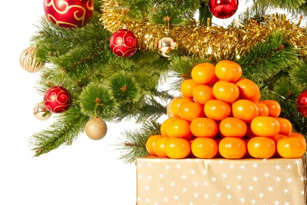 Décoré pour le nouvel an arbre de Noël avec une montagne de mandarines en dessous