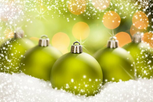 Boules de Noël vert dans la neige blanche