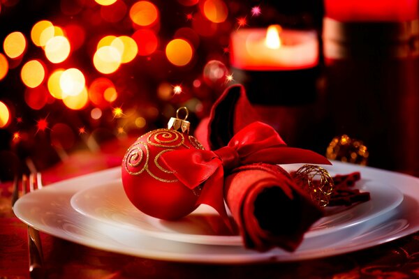 Красный цвет с сервировке стола на Новый год и Рождество