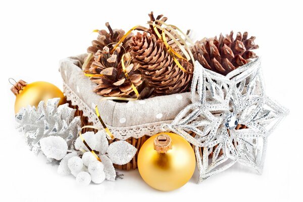 Boules et cônes décoration de Noël
