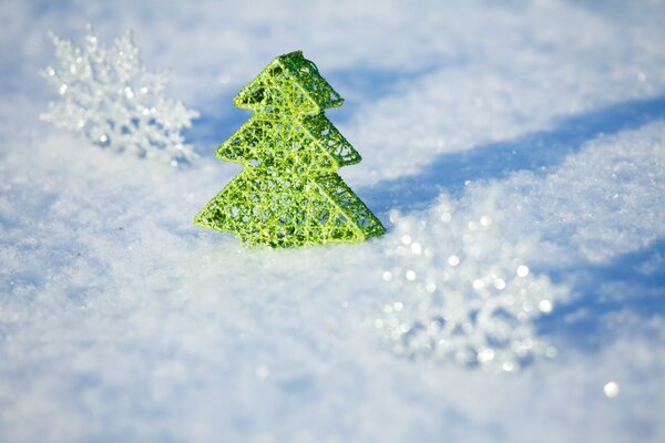 Fiocchi di neve ingranditi e un piccolo albero di Natale giocattolo