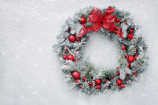 Couronne de Noël sur la neige blanche