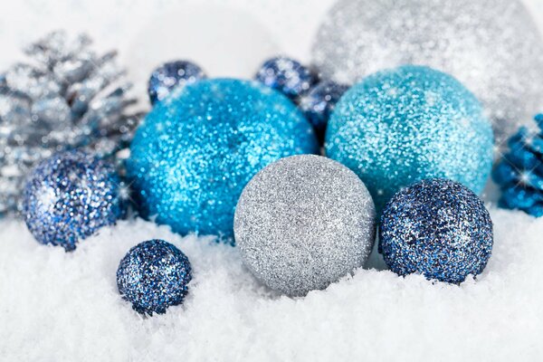 Boules de Noël sur la neige