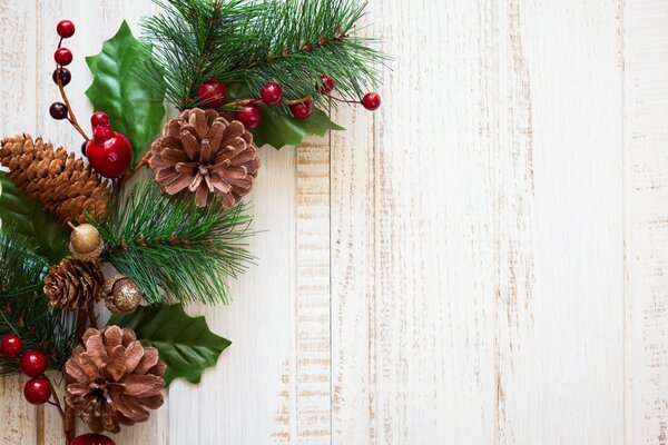 Weihnachtsbaum Zweig mit Spielzeug für das neue Jahr