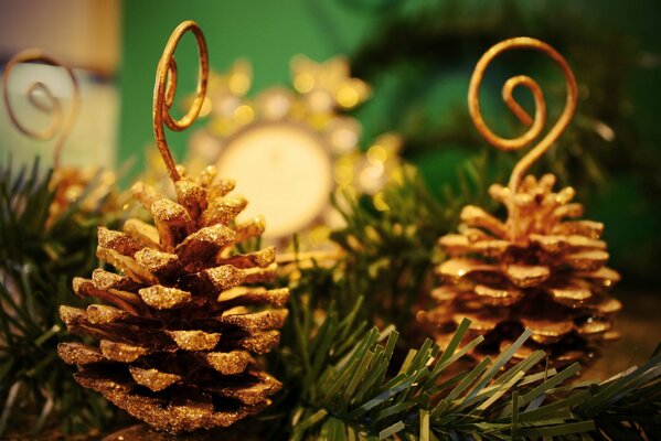 Cones in gold on the Christmas tree