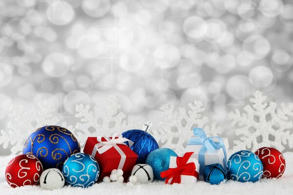 Palline di Natale e scatole regalo