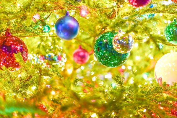 Boules colorées dans des guirlandes lumineuses