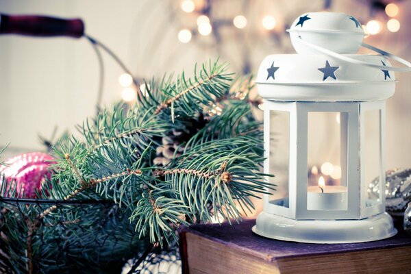 Белый рождественский фонарик с веткой ели