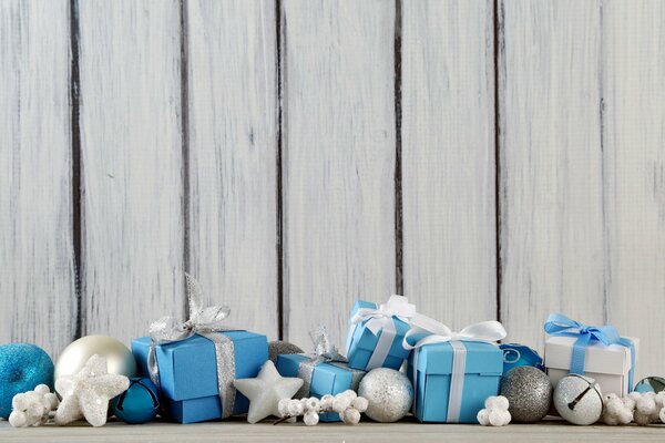 Blaue und weiße Geschenkboxen und Christbaumkugeln