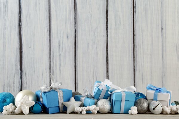 Boîtes-cadeaux bleues et blanches et boules de Noël