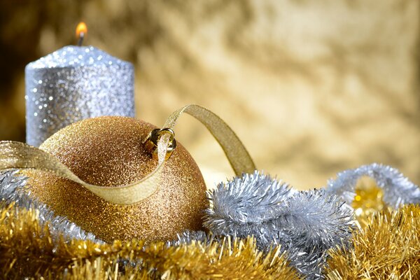 Décorations blanches et dorées pour arbre de Noël