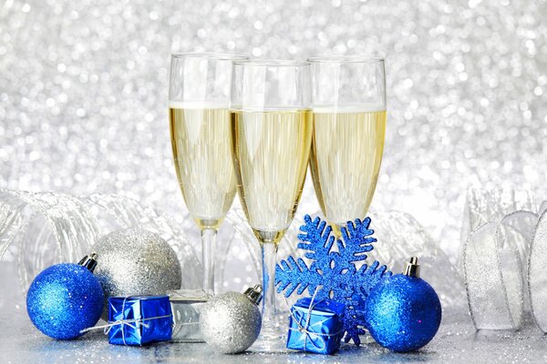 Świąteczne zabawki w Kolorze Niebieskim i srebrnym oraz trzy kieliszki szampana