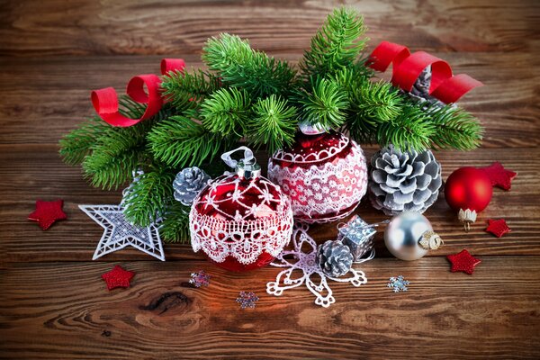 Fröhliche Dekoration des Weihnachtsbaumes mit Luftballons