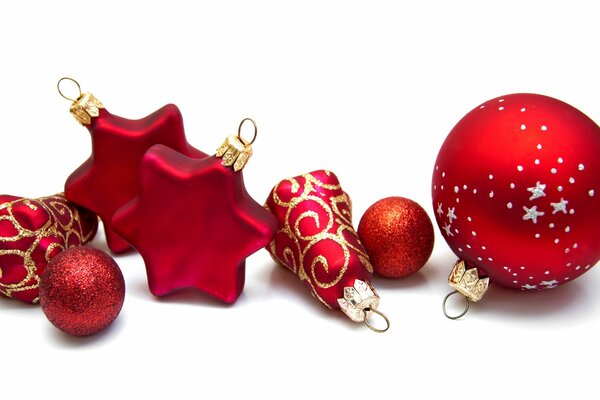 Красные новогодние украшения в форме звезд, шариков и колокольчиков