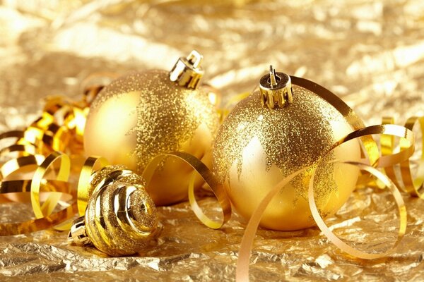 Golden glitter of Christmas tree toys
