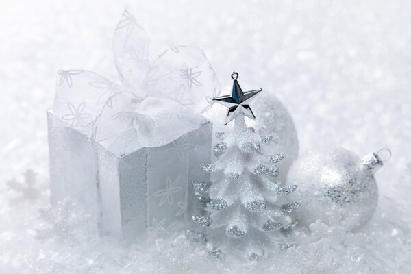 Decorazioni natalizie bianche come la neve, albero di Natale, palle, confezione regalo