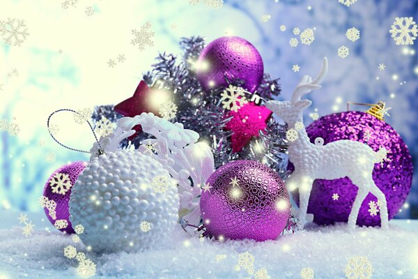 Fiocchi di neve decorazioni nel nuovo anno e palle