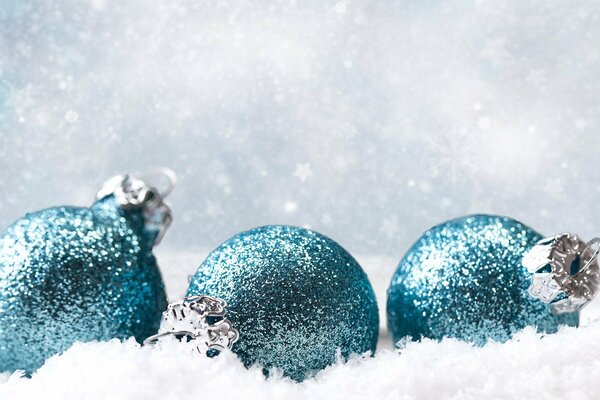 Boules de Noël turquoise sur la neige