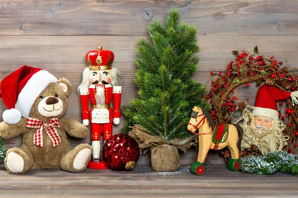 Spielzeug, kleiner Weihnachtsbaum und Kranz für die Dekoration für das neue Jahr