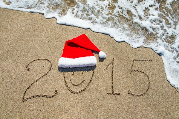 Le chapeau du père Noël repose sur la mer