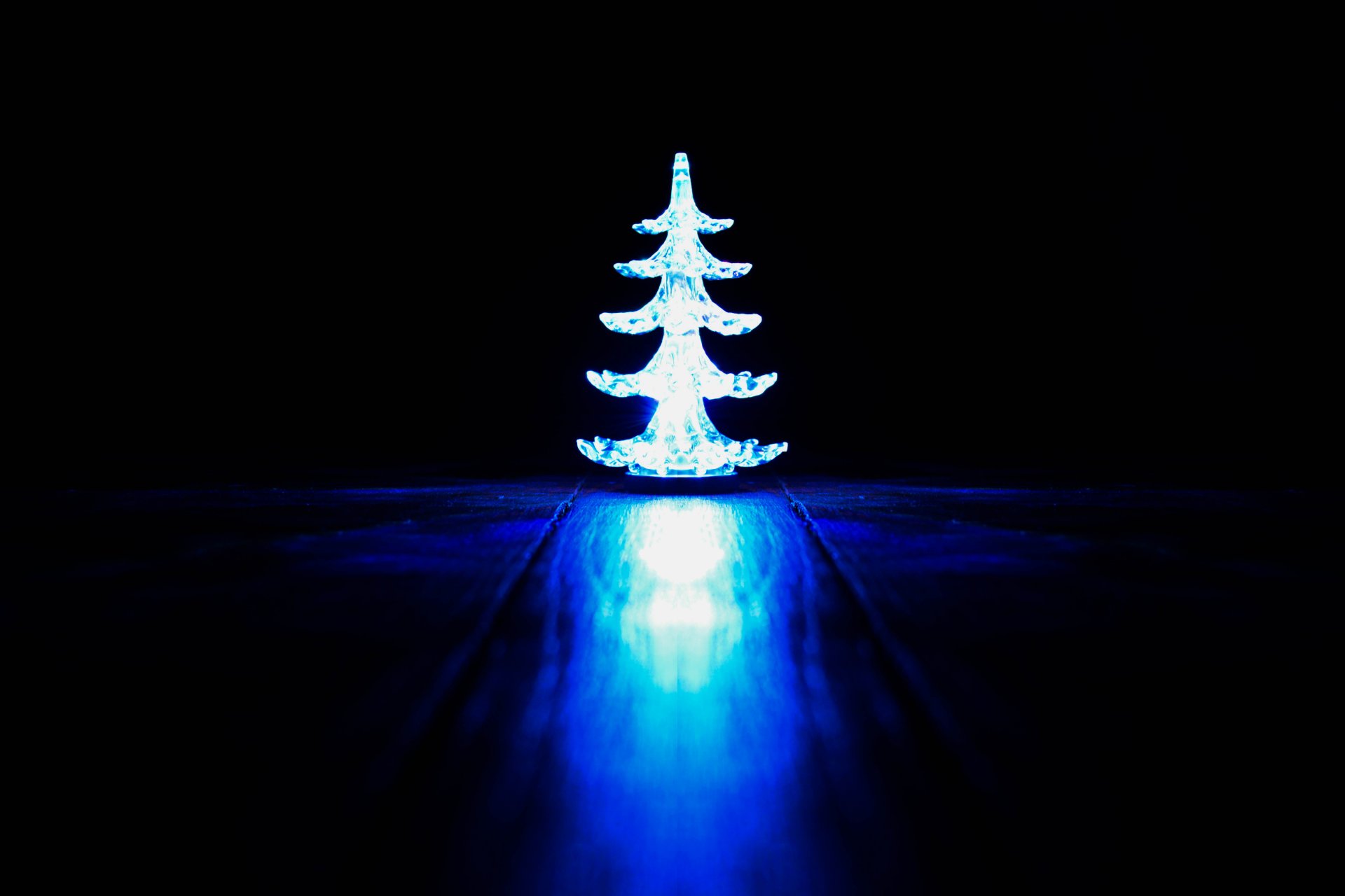 albero di natale nuovo anno luce sfondo nero luce blu pavimento in legno usb albero di natale 2015