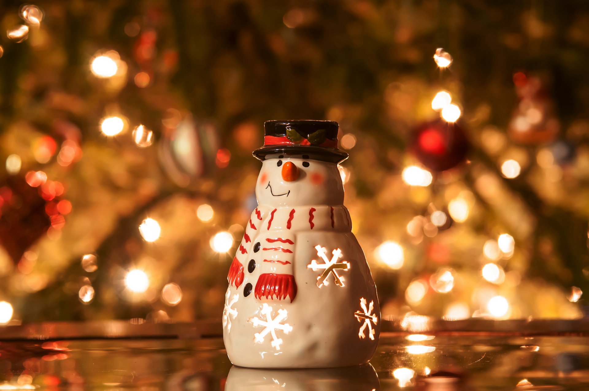 bonhomme de neige bougie bougeoir arbre de noël sapin bokeh lumières guirlande vacances hiver nouvel an noël