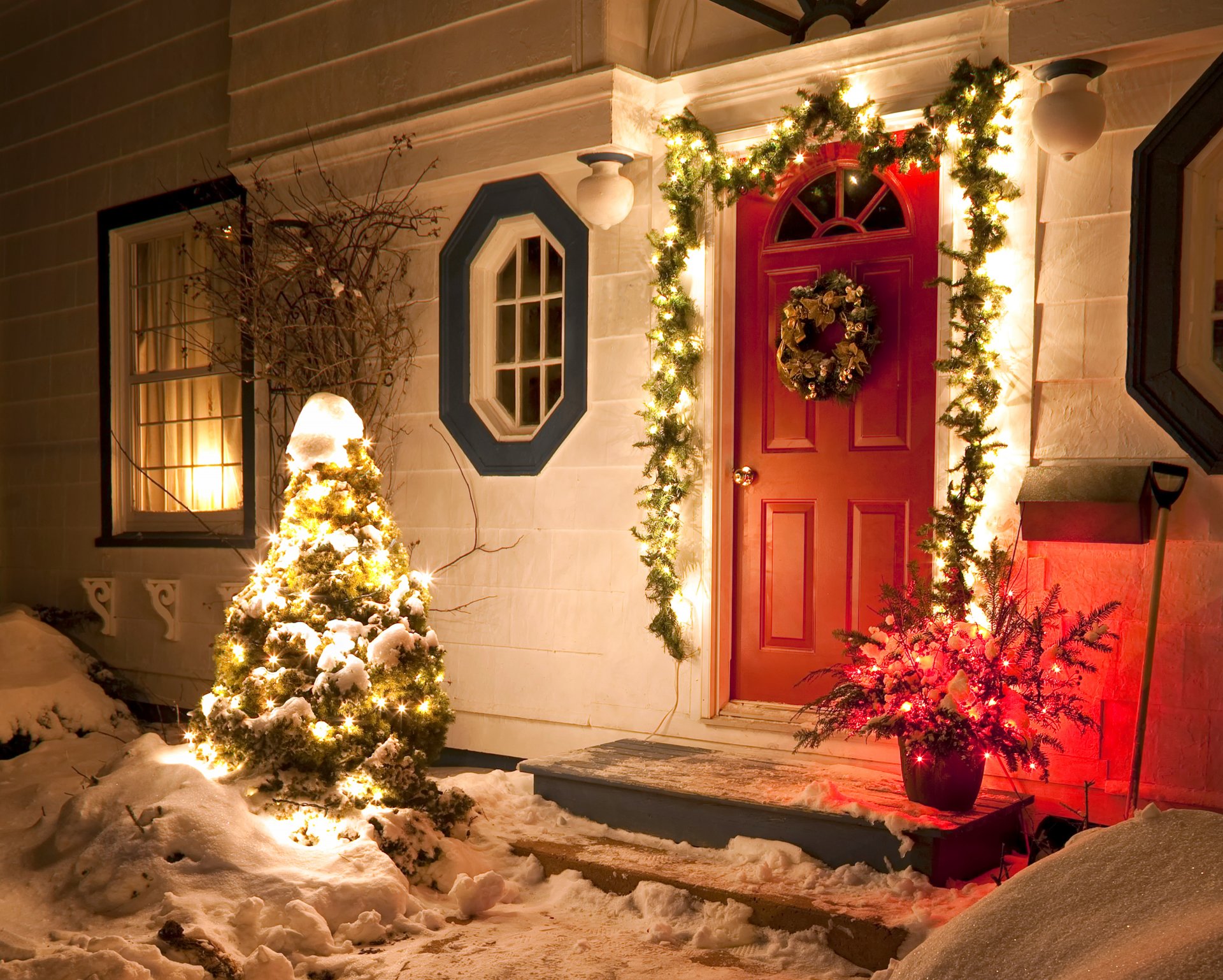 felice anno nuovo vacanze buon natale natura corona di natale finestra decorazione inverno neve architettura casa luci notte inverno lanterne decorazione buon natale vacanze