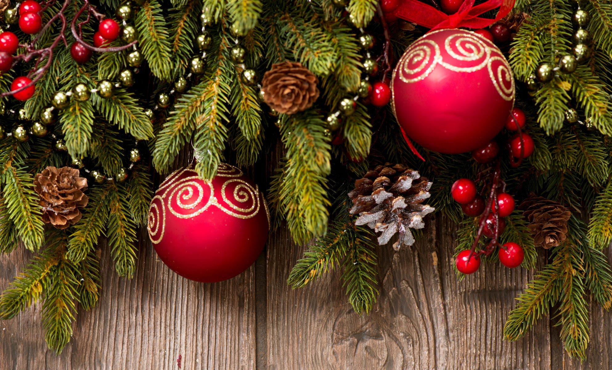 bolas rojo bolas patrón dorado lentejuelas conos acebo ramas abeto juguetes año nuevo árbol de navidad vacaciones año nuevo navidad