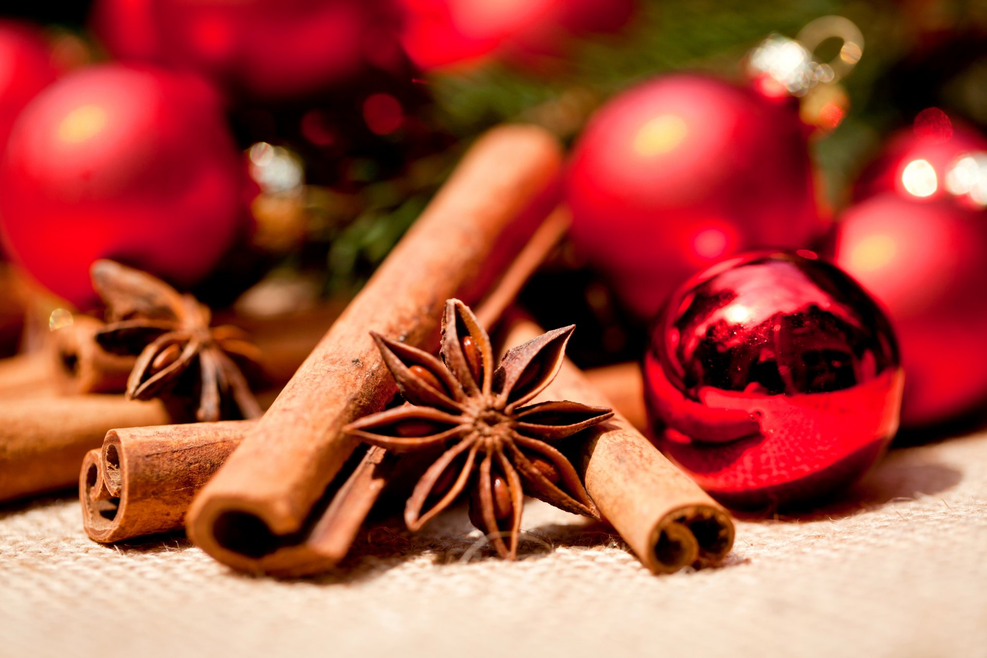 año nuevo navidad bolas rojo juguetes árbol de navidad especias canela palos anís anís estrellado vacaciones invierno