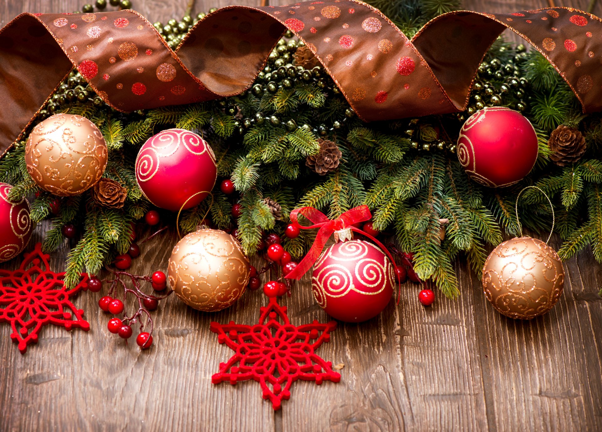 nuovo anno di natale rami ramoscelli albero di abete coni palle oro rosso decorazione giocattoli albero di natale nastro marrone inverno vacanze