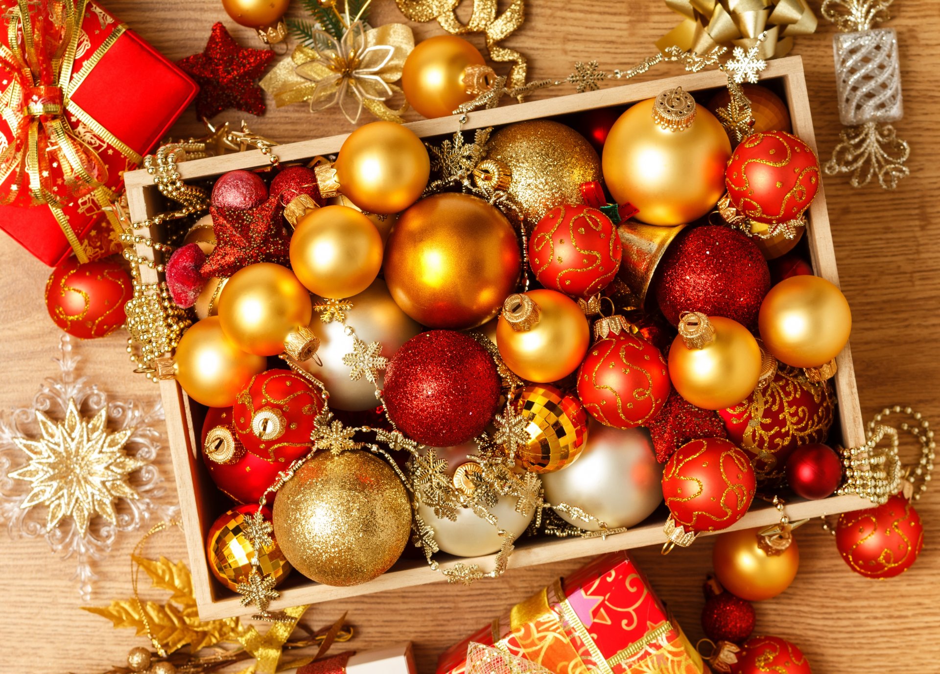 bolas bolas rojo oro juguetes árbol de navidad decoraciones año nuevo caja vacaciones año nuevo navidad